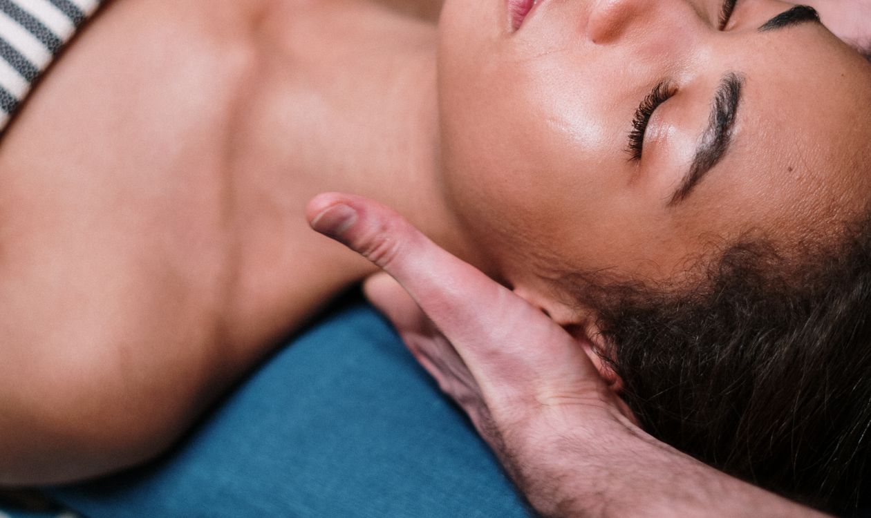 Kineziológus izomtesztelés közben – terapeuta keze a kliens nyakán, kineziológiai kezelés Budapesten